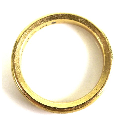 226 - A 22ct gold ring, wedding band, size R, 7.5g.