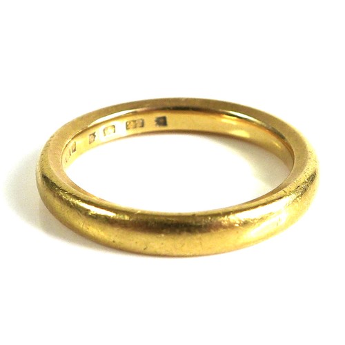 226 - A 22ct gold ring, wedding band, size R, 7.5g.