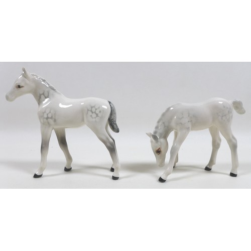 101 - A group of four grey Beswick horses, including 'Foal (Grazing), Second Version, model 946, grey - gl... 