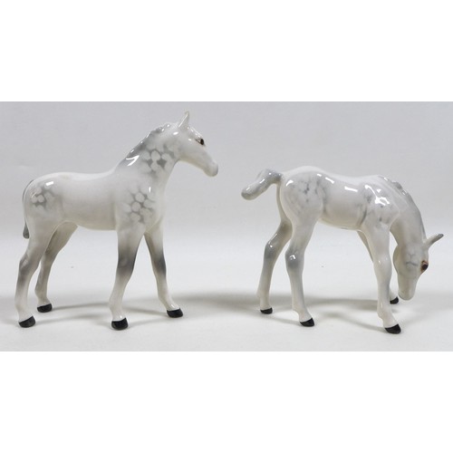 101 - A group of four grey Beswick horses, including 'Foal (Grazing), Second Version, model 946, grey - gl... 