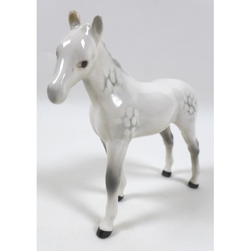 101 - A group of four grey Beswick horses, including 'Foal (Grazing), Second Version, model 946, grey - gl... 