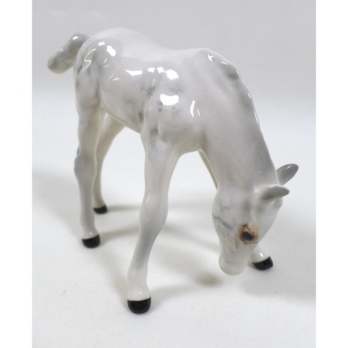 101 - A group of four grey Beswick horses, including 'Foal (Grazing), Second Version, model 946, grey - gl... 