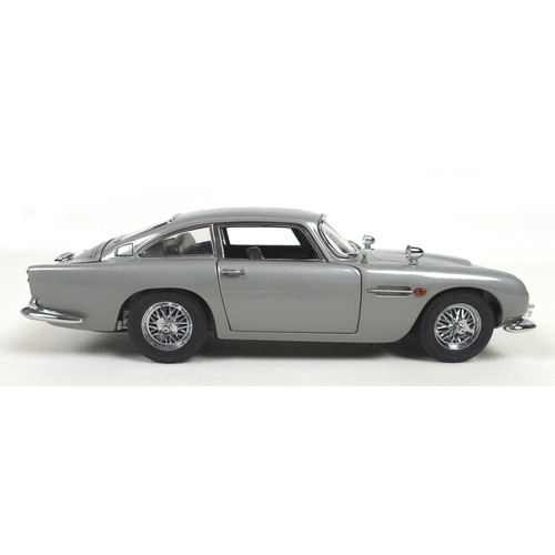 77 - A Danbury Mint 1:24 scale detailed diecast model, 'The James Bond 007 Aston Martin DB5', serial B485... 