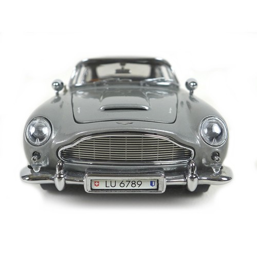 77 - A Danbury Mint 1:24 scale detailed diecast model, 'The James Bond 007 Aston Martin DB5', serial B485... 