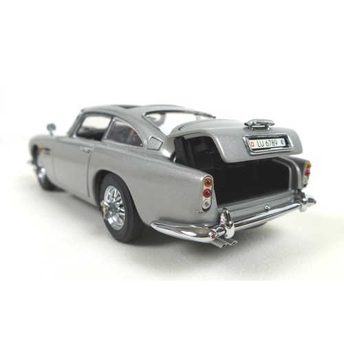 77 - A Danbury Mint 1:24 scale detailed diecast model, 'The James Bond 007 Aston Martin DB5', serial B485... 