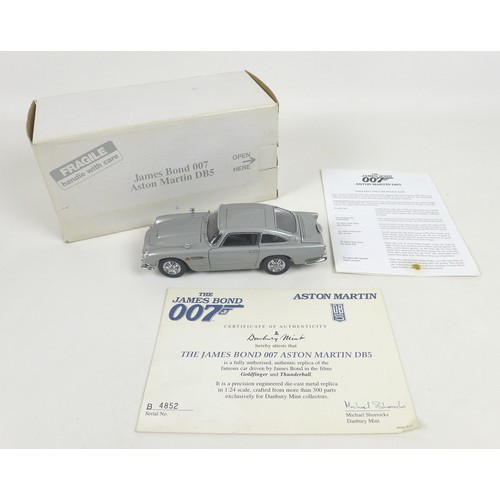 77 - A Danbury Mint 1:24 scale detailed diecast model, 'The James Bond 007 Aston Martin DB5', serial B485... 