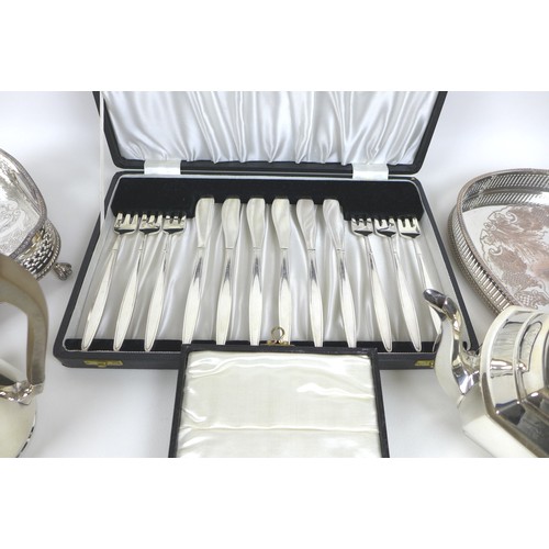 99 - A group of silver plated items, including two trays, three piece tea service, sauce boats, cased set... 