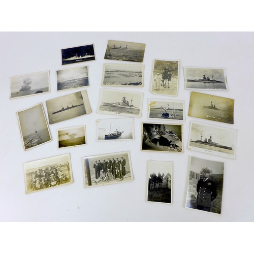 118A - A collection of over 250 early 20th century, WWI and later International postcards, including over f... 