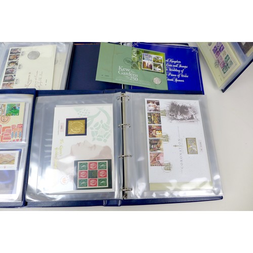 119 - A large collection of Royal Mail / Royal Mint Numismatic Philatelic Numismatic Covers, comprising Fi... 