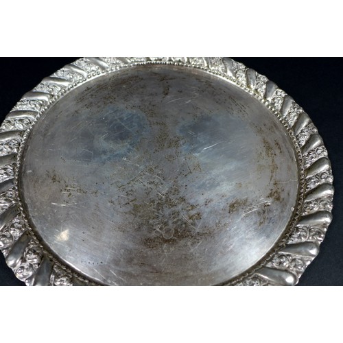 25 - A 800 silver circular tray, with plain centre and gadrooned rim, 17.3toz / 539.4g, 27.5cm.
