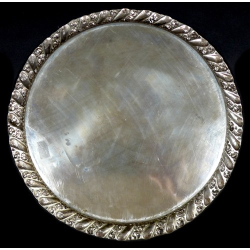 25 - A 800 silver circular tray, with plain centre and gadrooned rim, 17.3toz / 539.4g, 27.5cm.
