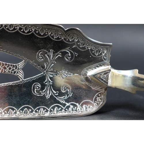 13 - A George III silver fish slice, with fiddle back pattern handle and decorated with pierced designed ... 