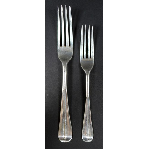41 - A set of twelve Edwardian silver rat tail pattern forks, comprising six table forks, 19.5cm long, an... 