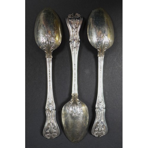 30 - A collection of William IV and later silver, comprising four fiddle back pattern teaspoons, Jonathan... 