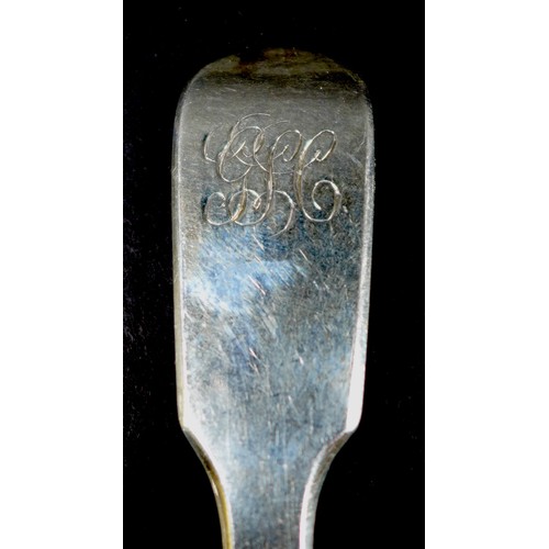 30 - A collection of William IV and later silver, comprising four fiddle back pattern teaspoons, Jonathan... 