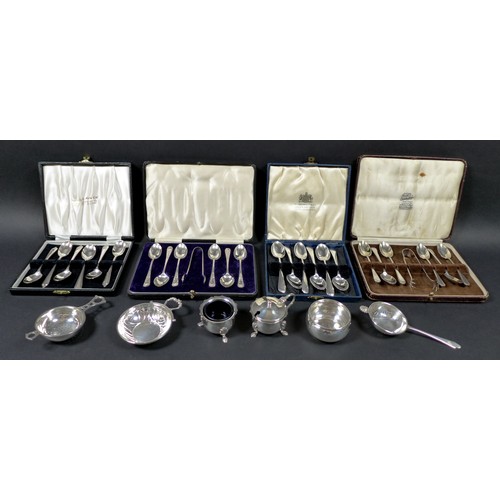 39 - A collection of Edwardian and later silver items, to include four cased sets of six teaspoons, two s... 