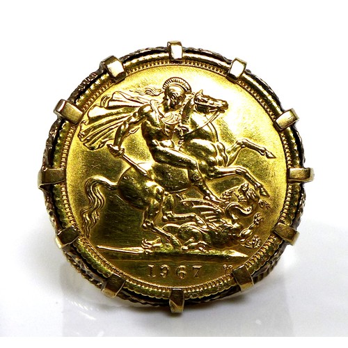 223 - An ERII gold sovereign ring, 1967, with 9ct gold mount and band, size Y, 15.8g overall.