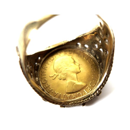 223 - An ERII gold sovereign ring, 1967, with 9ct gold mount and band, size Y, 15.8g overall.