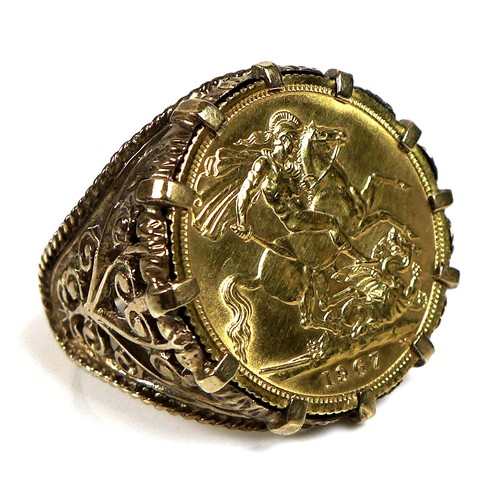 223 - An ERII gold sovereign ring, 1967, with 9ct gold mount and band, size Y, 15.8g overall.