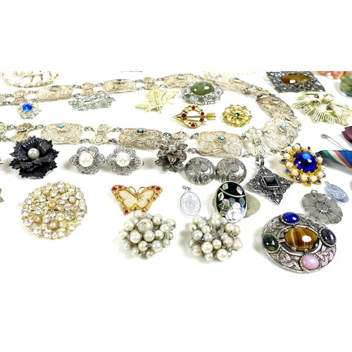 244 - A group of costume jewellery and medals, including compacts, faux pearl necklaces, silver brooches, ... 