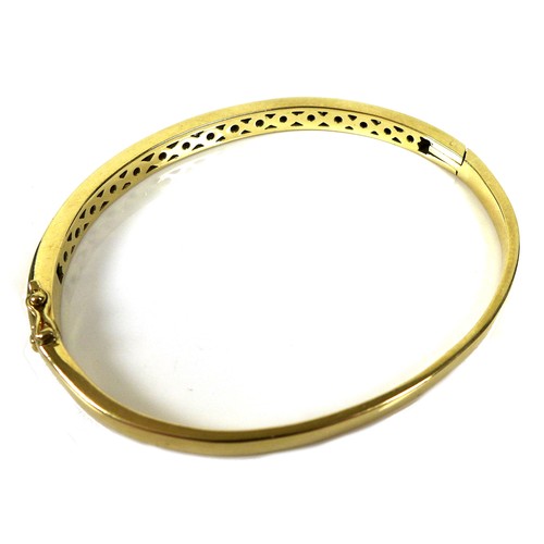 372 - An 18ct gold and diamond bangle, set with thirteen graduated brilliant cut stones, hinge clasp, 6cm ... 