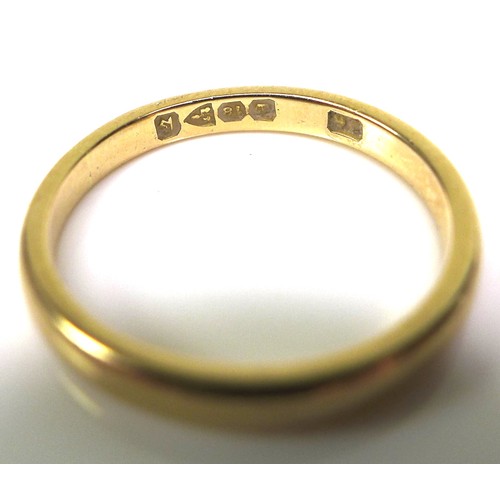 246 - An 18ct yellow gold wedding band ring, 2mm wide, size H, 1.9g.