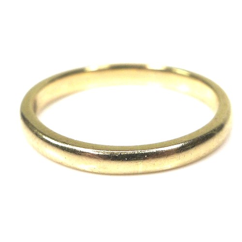 246 - An 18ct yellow gold wedding band ring, 2mm wide, size H, 1.9g.