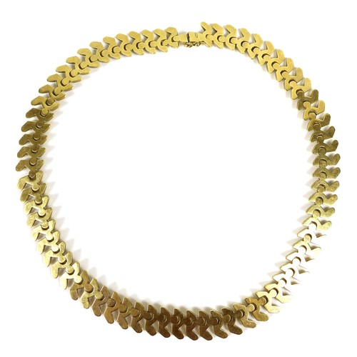 373 - An 18ct gold modern design necklace, stamped '750' the abstract S-shaped links joined by small spher... 