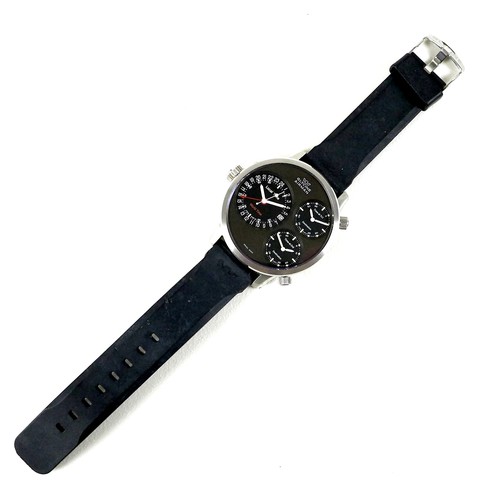 94 - A Glycine Airman stainless steel cased gentleman's wristwatch, ref. 3841, the circular black dial in... 