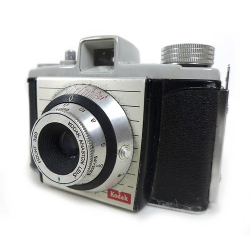 107 - A collection of vintage cameras, together with a Kodak 'Zoom Reflex' Super 8 film camera, a cased le... 