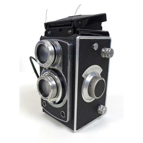 107 - A collection of vintage cameras, together with a Kodak 'Zoom Reflex' Super 8 film camera, a cased le... 
