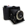 A collection of vintage cameras, together with a Kodak 'Zoom Reflex' Super 8 film camera, a cased le... 