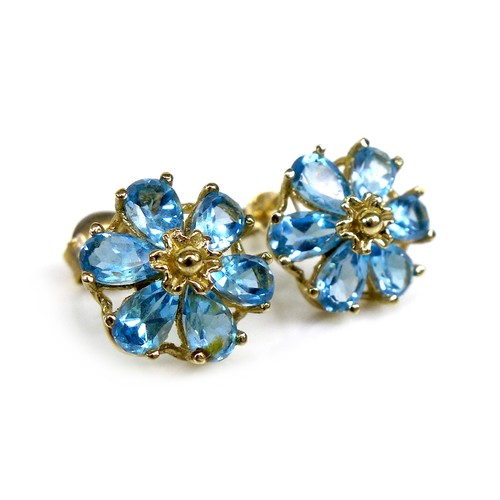 120 - A pair of 9ct gold and blue topaz flowerhead stud earrings, 1.1cm diameter, 2.1g.