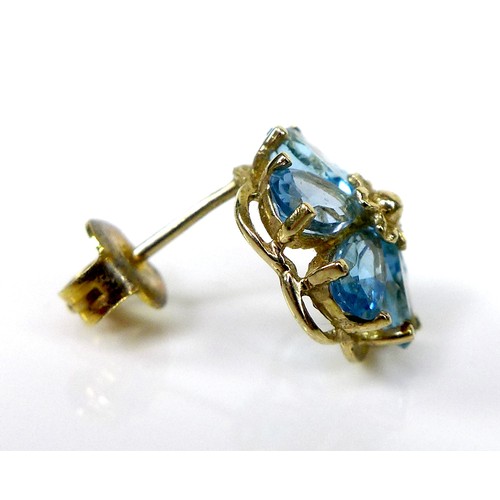 120 - A pair of 9ct gold and blue topaz flowerhead stud earrings, 1.1cm diameter, 2.1g.