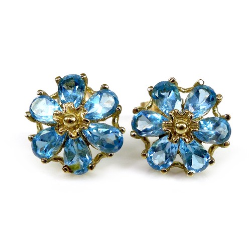 120 - A pair of 9ct gold and blue topaz flowerhead stud earrings, 1.1cm diameter, 2.1g.