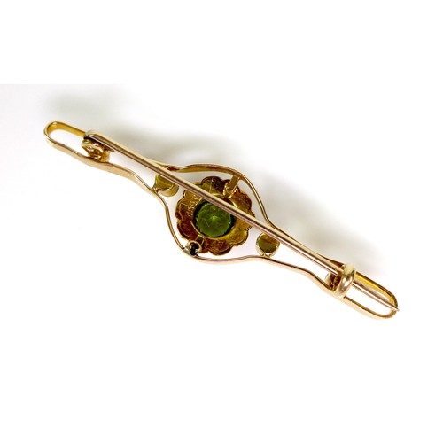 118 - A 15ct gold, peridot and pearl open bar brooch, the central stone of 0.5cm diameter and surrounded b... 