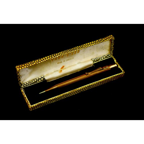 115 - A retro 9ct gold cased 'Yard-O-Led' propelling pencil, 12.3cm long, with original synthetic crocodil... 