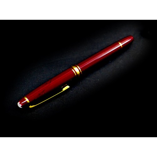 114 - A Mont Blanc Meisterstuck fountain pen in burgundy, with 14ct gold nib numbered '4810', a/f, togethe... 