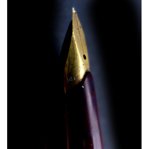 114 - A Mont Blanc Meisterstuck fountain pen in burgundy, with 14ct gold nib numbered '4810', a/f, togethe... 