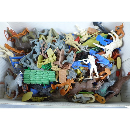 69 - A mixed collection of toys and figurines, comprising a large quantity of plastic soldier and animal ... 