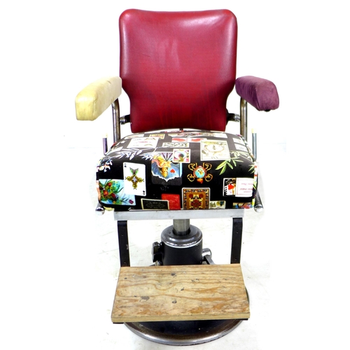 208 - A retro mid to late 20th century 'Le Reine' style Barber chair, with swivel base, but tilt function ... 