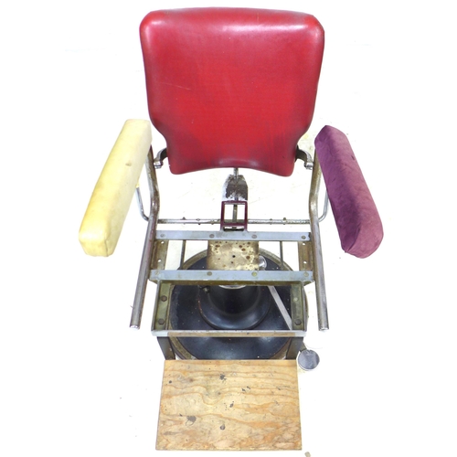 208 - A retro mid to late 20th century 'Le Reine' style Barber chair, with swivel base, but tilt function ... 