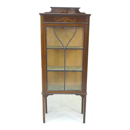 253 - An Edwardian mahogany display cabinet, with inlaid decoration, single leaded glazed door enclosing t... 