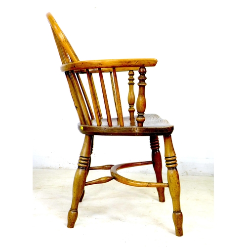 300 - A Georgian oak and yew Windsor armchair, low rounded back with pierced splat and stick supports, sha... 