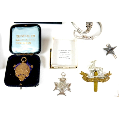 74 - A group of mixed collectables, militaria, and costume jewellery, including Royal Warwickshire cap ba... 