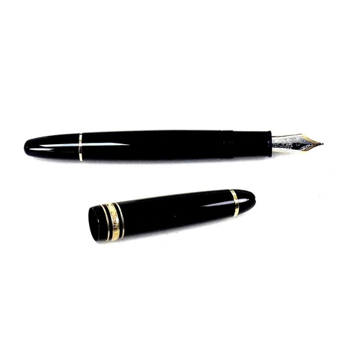 82 - A Mont Blanc Meisterstruck Traveller fountain pen, with 14ct white gold nib, together with original ... 