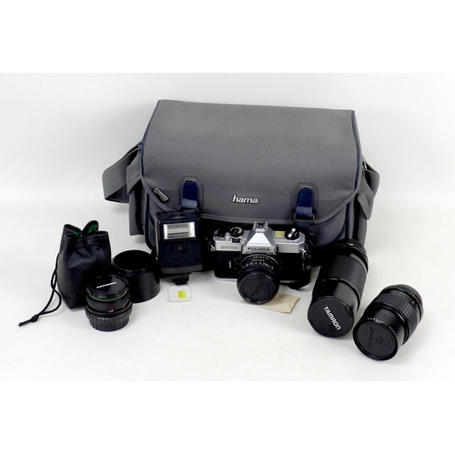 89 - A collection of cameras and lenses, comprising a Fujica STX-1N with flash unit, Tamron f=70-210mm, 1... 