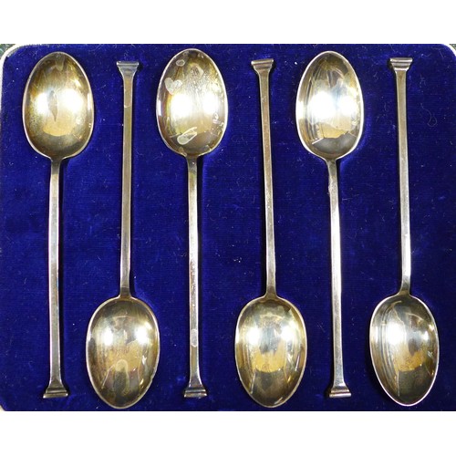 22 - A group of silver items, comprising a cased set of six coffee spoons, a cased 1937 Coronation Souven... 