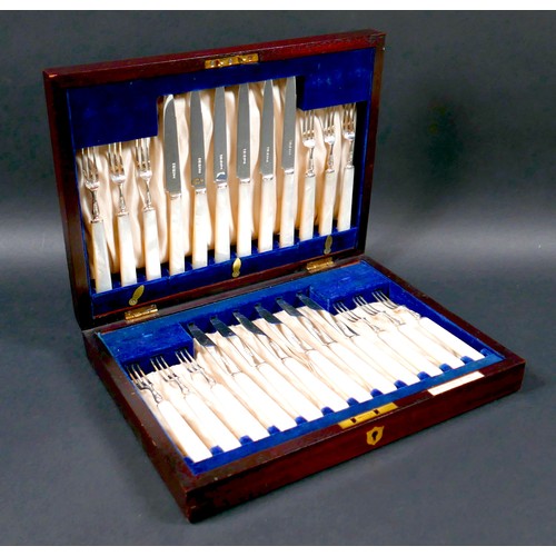 34 - A George V silver set of silver and mother of pearl handled dessert flatware, forks 15.5cm long, kni... 