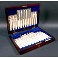 A George V silver set of silver and mother of pearl handled dessert flatware, forks 15.5cm long, kni... 